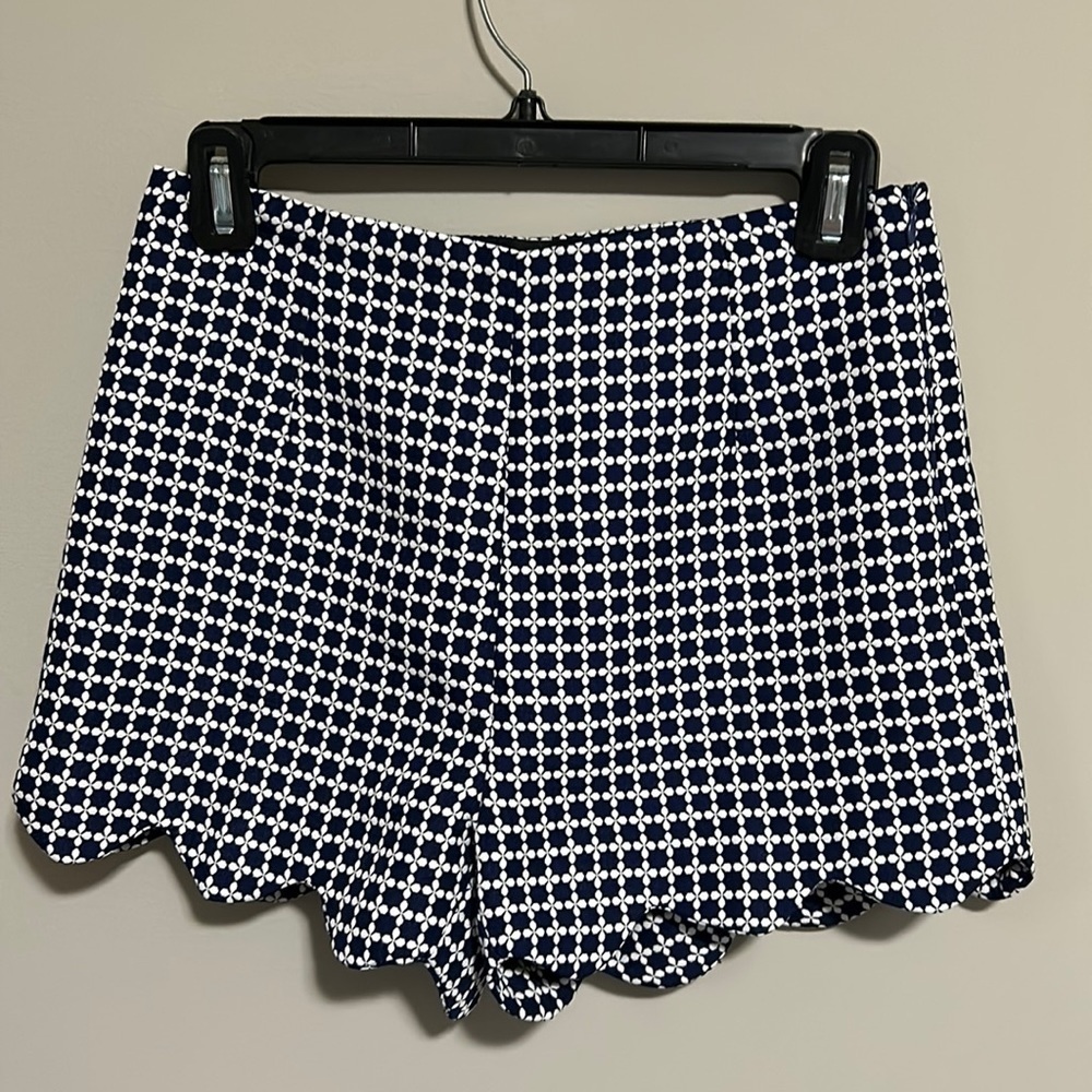 TUCKERNUCK ENGLISH FACTORY Navy Blue White Scalloped Hem Short Sz S